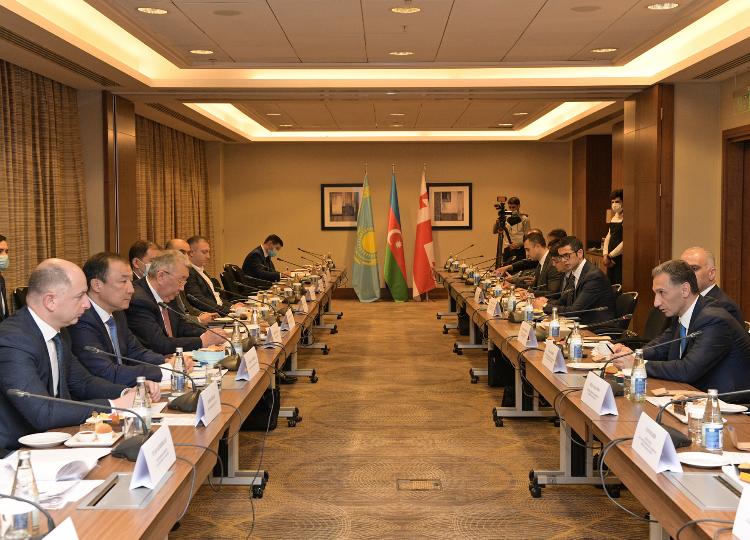 Azərbaycan və Qazaxıstan arasında nəqliyyat sahəsi üzrə əməkdaşlığın inkişafına dair görüş keçirilib - FOTO