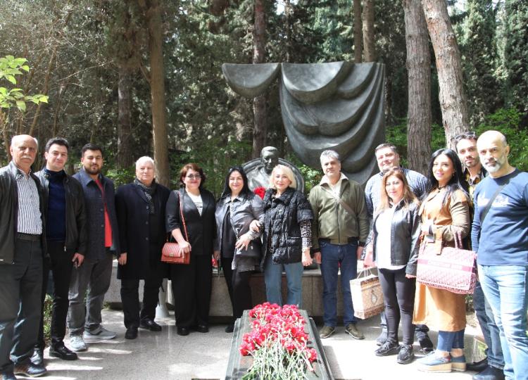 Akademik Musiqili Teatrının kollektivi Nəsibə Zeynalovanın məzarını ziyarət etdi 