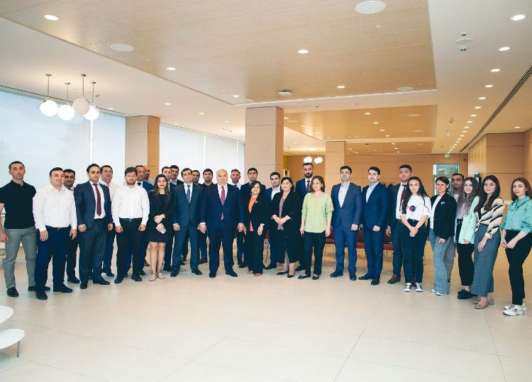 Победитель конкурса Yüksəliş встретился с сотрудниками Kapital Bank - ФОТО