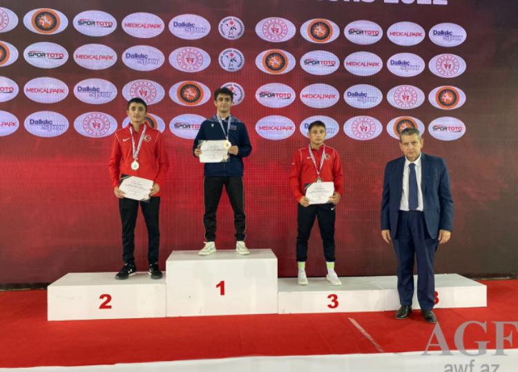 Gənc güləşçilər "Çempionlar" turnirinə 11 medalla start verdi 