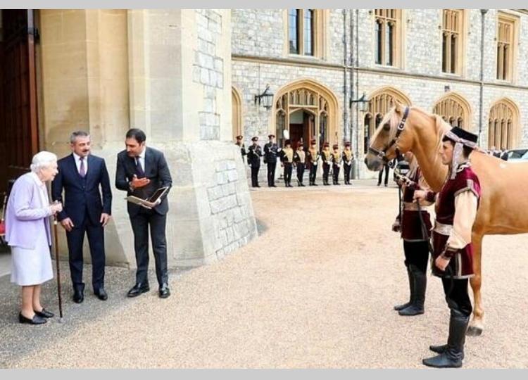 İlham Əliyev kraliça II Yelizavetaya Qarabağ atı hədiyyə edib 