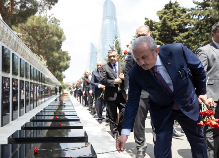 Türkiyə Böyük Millət Məclisinin sədri Şəhidlər Xiyabanında oldu - FOTO