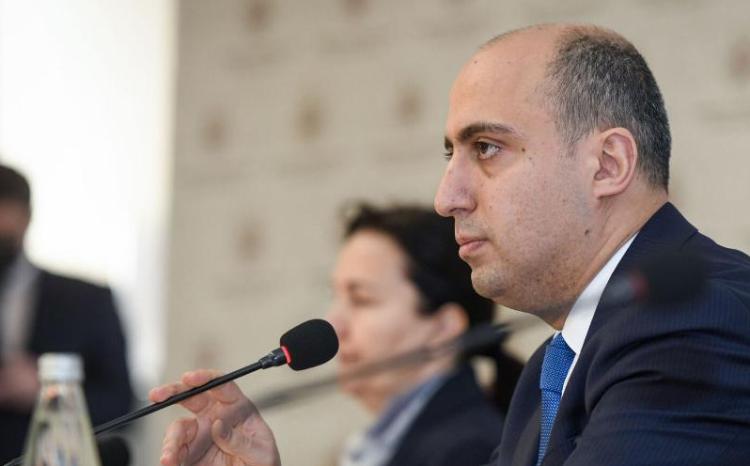 Emin Əmrullayev: "Oxuyub-anlama bacarıqları ilə bağlı problemlər var" 