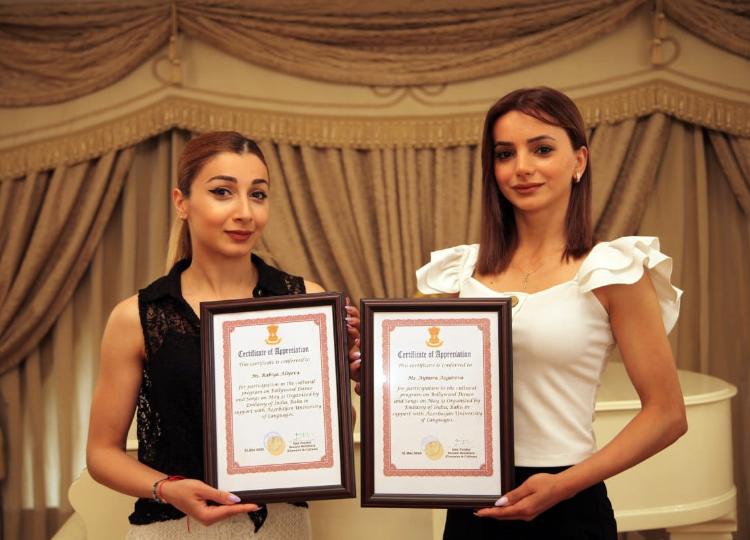 Hindistan səfirliyi Akademik Musiqili Teatrın balet artistlərini mükafatlandırdı 