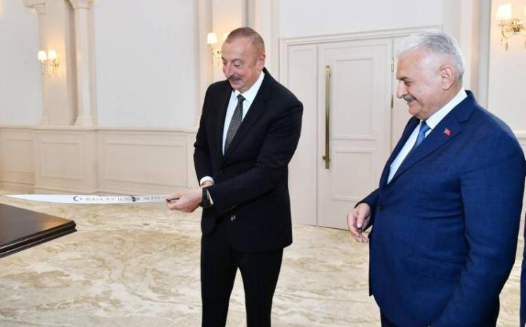 Binəli Yıldırım İlham Əliyevə qılınc hədiyyə etdi 