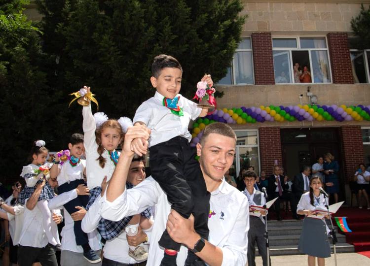 Paytaxt məktəblərində "Son zəng" tədbirləri keçirilib 