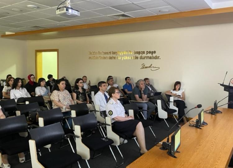 Mərkəzi Gömrük Hospitalının həkim-rezidenti "Lupus Nefrit" mövzusunda təqdimat edib 