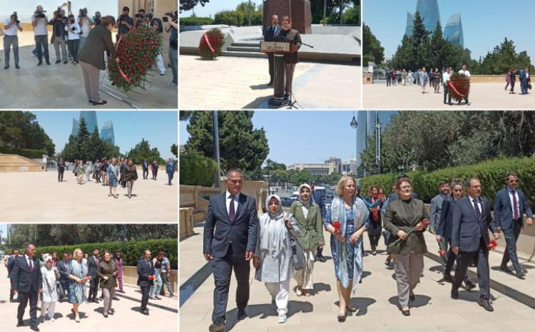 Türkiyənin ailə və sosial xidmətlər naziri ümummilli lider Heydər Əliyevin məzarını, Şəhidlər Xiyabanı və Türk Şəhidliyini ziyarət edib 