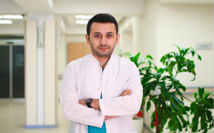 Эмин Мамедов: Основной причиной неприятного запаха изо рта у детей является чрезмерное употребление сладостей 