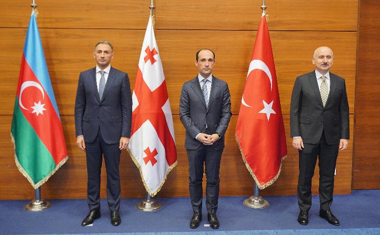 Состоялась трехсторонняя встреча ответственных министров в сфере транспорта Азербайджана, Турции и Грузии 