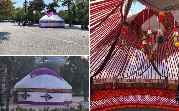 Казахская юрта на Приморском бульваре Баку 