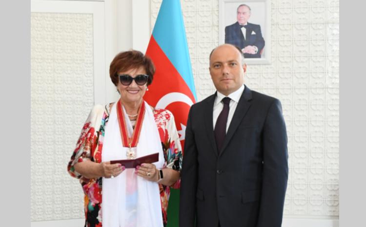 Nazir Anar Kərimov Tamara Sinyavskayaya "Şərəf" ordenini təqdim edib 