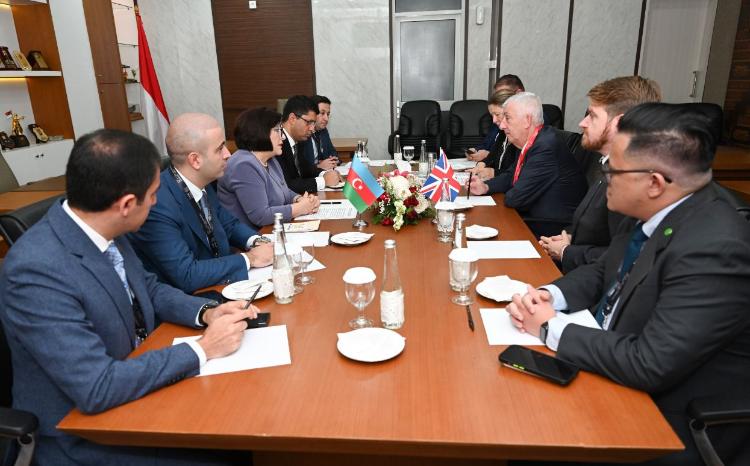 Сагибы Гафаровой с главой Палаты Общин Великобритании в Джакарте 