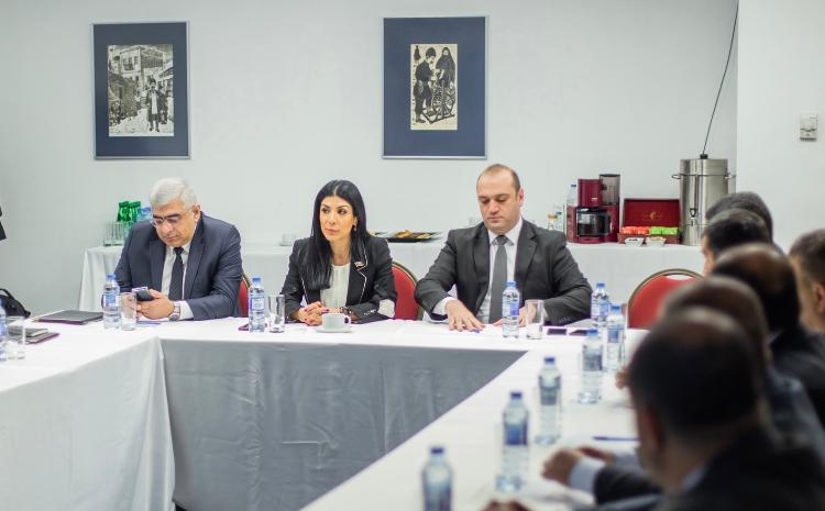 Səbail rayonunda deputat və icra qurumlarının iştirakı ilə dəyirmi masa keçirilib 