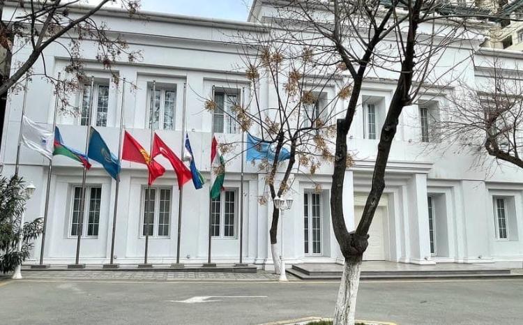 В Международном Фонде Тюркской Культуры и Наследия приспущены флаги 