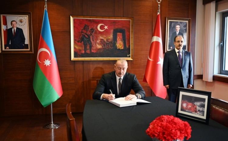 Prezident İlham Əliyev Türkiyə səfirliyində olub, başsağlığı verib 