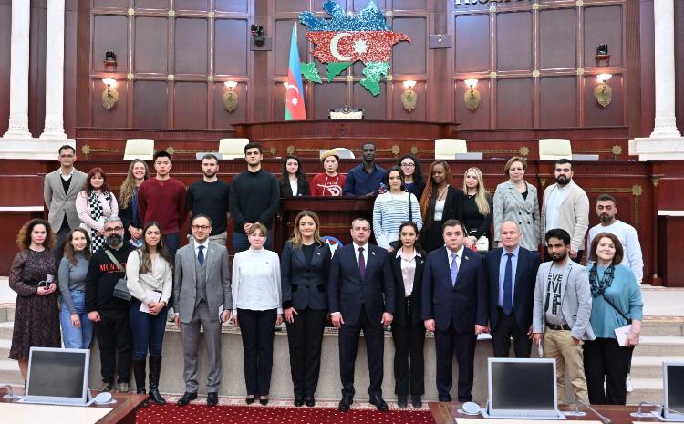"Heydər Əliyev İli"nə həsr olunmuş XIII Beynəlxalq Multikulturalizm Qış Məktəbinin iştirakçıları Milli Məclisdə olublar 