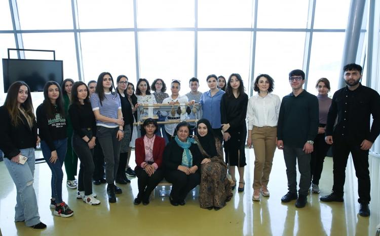 Xalça muzeyində​ boyanmamış​ yun​ iplərdən xalçatoxuma üzrə ustad dərsi keçirilib 