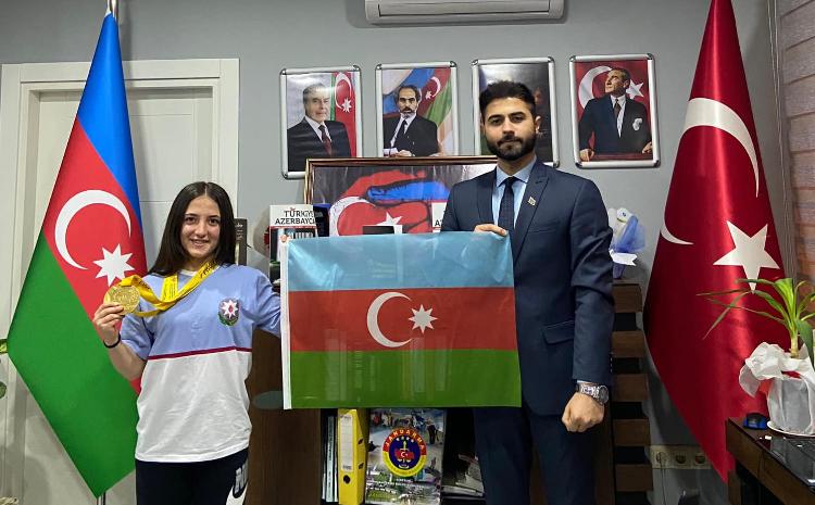 Giresundakı icmamız İrəvanda Avropa çempionu olan Cansu Bektaşa Azərbaycan bayrağını təqdim edib 