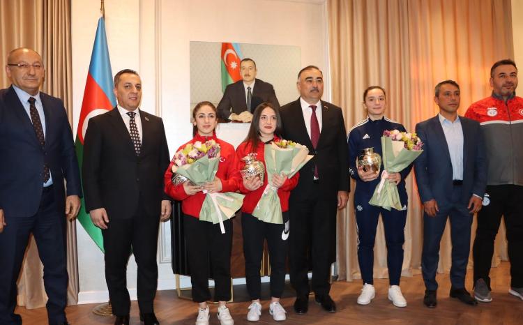 Prezident və birinci xanımın hədiyyələri türk idmançılara təqdim olunub 