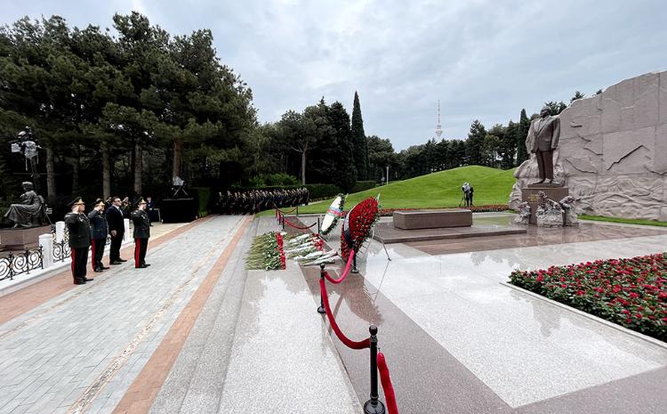 Руководство Министерства обороны почтило память Общенационального лидера - ВИДЕО