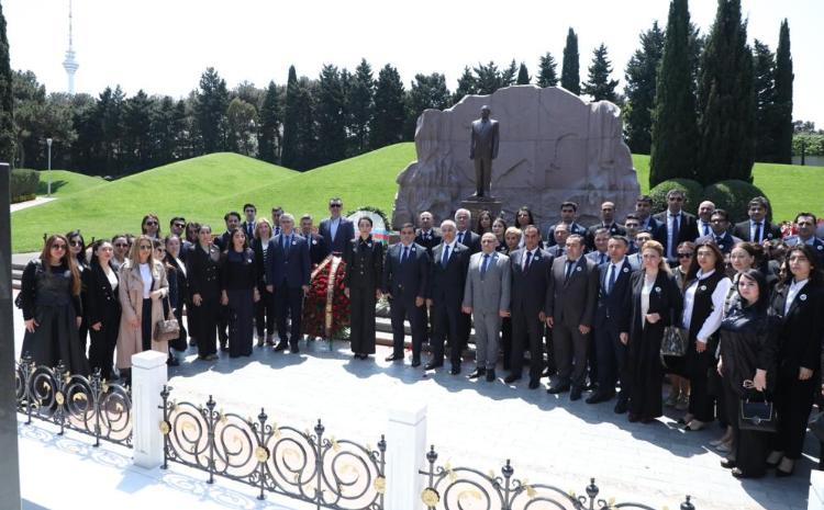 Ombudsman Səbinə Əliyeva və Aparatın kollektivi Ulu Öndər Heydər Əliyevin məzarını ziyarət ediblər 