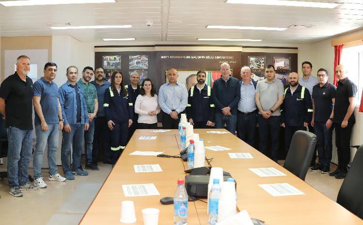 SOCAR, ARDNF və bp-nin nümayəndə heyəti Heydər Əliyev adına yarımdalma qazma qurğusuna səfər edib 
