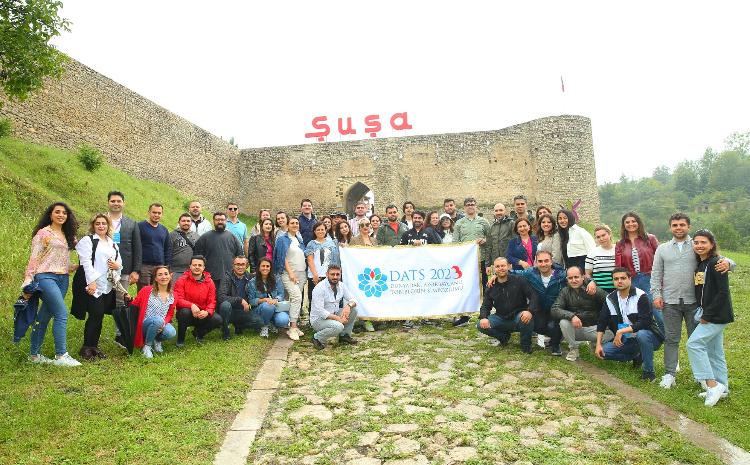Dünya Azərbaycanlı Təbiblərin Simpoziumunun iştirakçıları Şuşaya səfər ediblər 