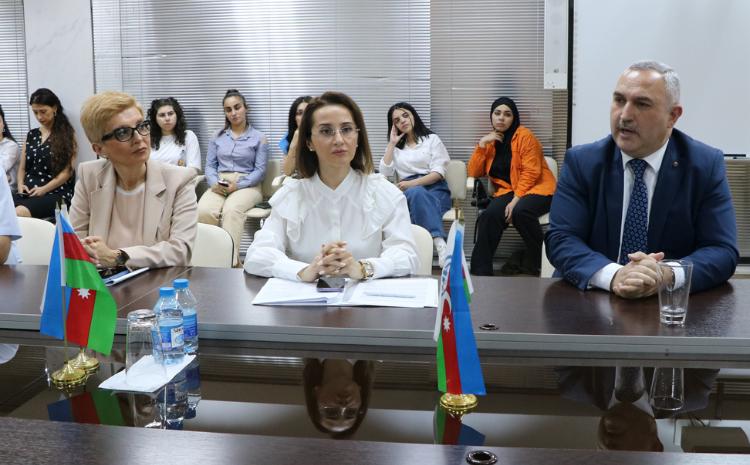 Ombudsman Aparatının əməkdaşları "Hər insan dəyərlidir" mövzusunda dəyirmi masada iştirak ediblər 