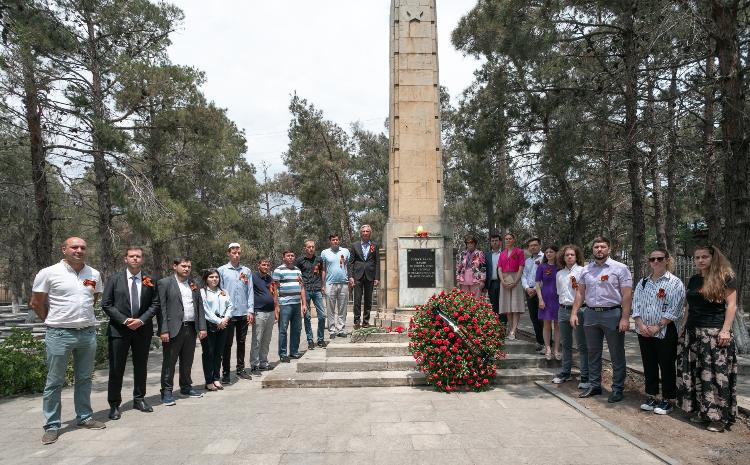 В День памяти и скорби на Ясамальском кладбище г.Баку состоялась акция «Минута молчания» 