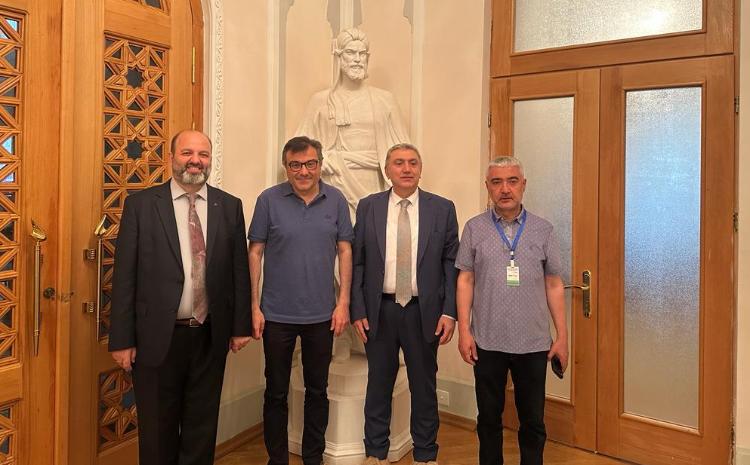Mahmud Kaşğarinin "Divani-lüğəti-türk" əsərinin faksimilesi Nizami muzeyinə hədiyyə edilib 