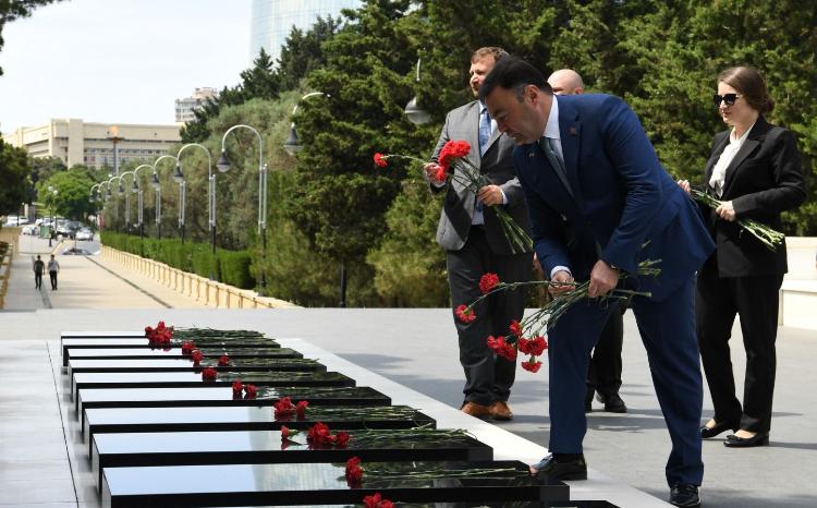 Çexiyalı parlamentarilər Ulu Öndərin məzarını və Şəhidlər xiyabanını ziyarət edib 