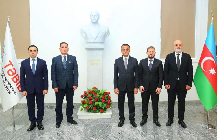 Yeni Klinikanın direktor və direktor müavinləri kollektivə təqdim olunub 