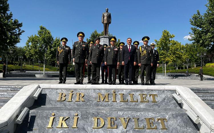 Министр обороны посетил парк Гейдара Алиева в Анкаре 