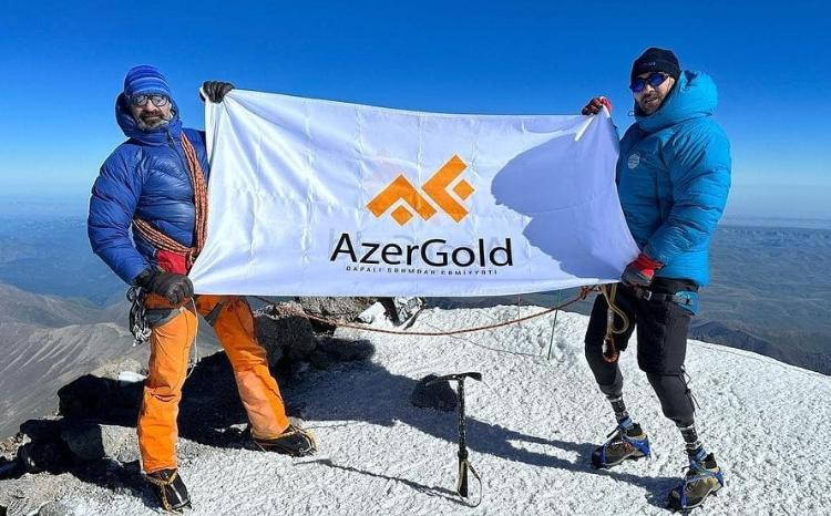 При поддержке ЗАО «AzerGold» альпинист Исрафил Ашурлы и ветеран Полад Рзаев покорили вершину Эльбрус 