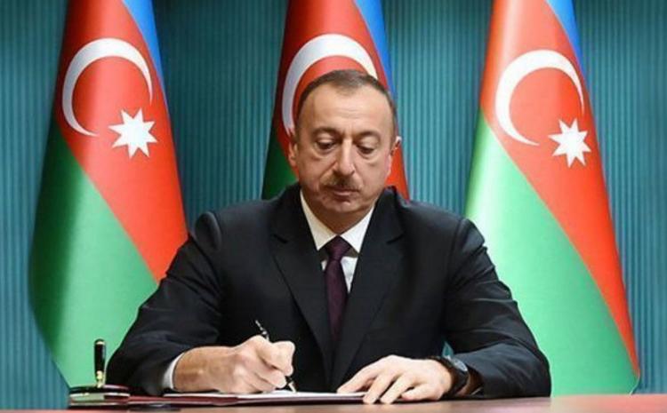 Prezident DSX-nin hərbi qulluqçuları və mülki işçilərini təltif edib 