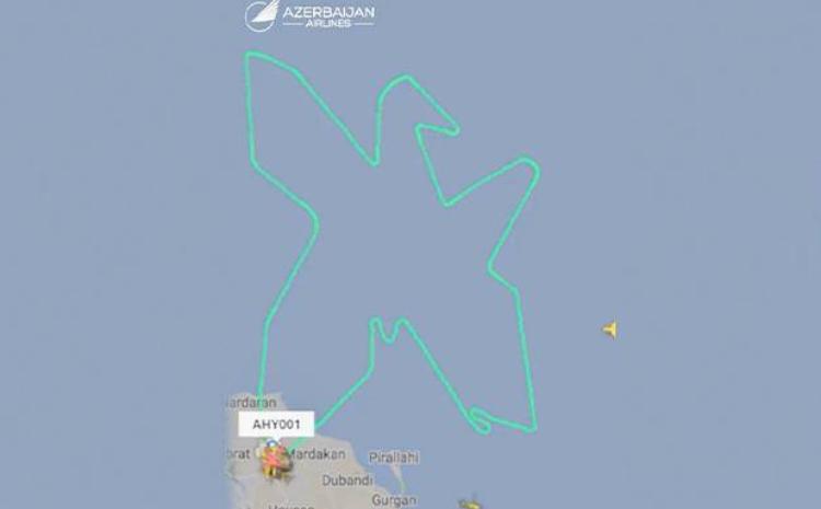 Символ Единства и Памяти: Пилоты AZAL изобразили в небе цветок Хары-бюльбюль - ВИДЕО