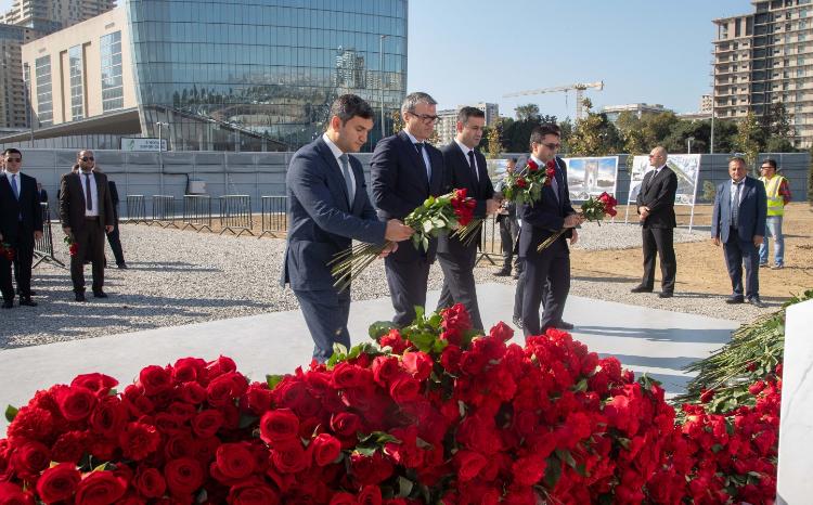 Руководство и коллектив ЗАО «AzerGold» посетили Парк Победы 