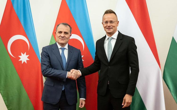 Ceyhun Bayramov Macarıstan XİN rəhbəri ilə görüşüb 