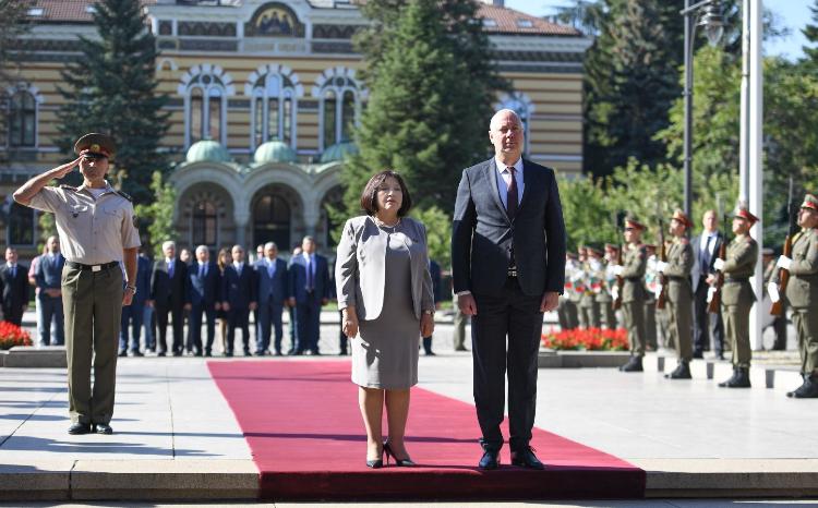 Председатель Милли Меджлиса Сагиба Гафарова побывала у памятника Неизвестному солдату в Софии в 