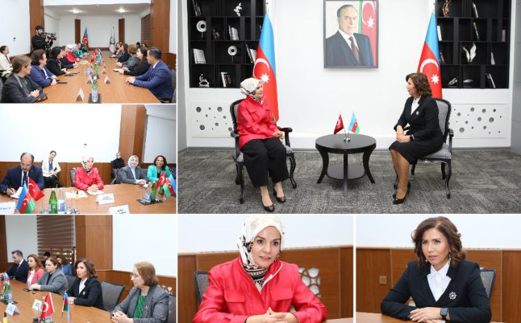 Dövlət Komitəsinin sədri Türkiyənin ailə və sosial xidmətlər naziri ilə görüşüb 