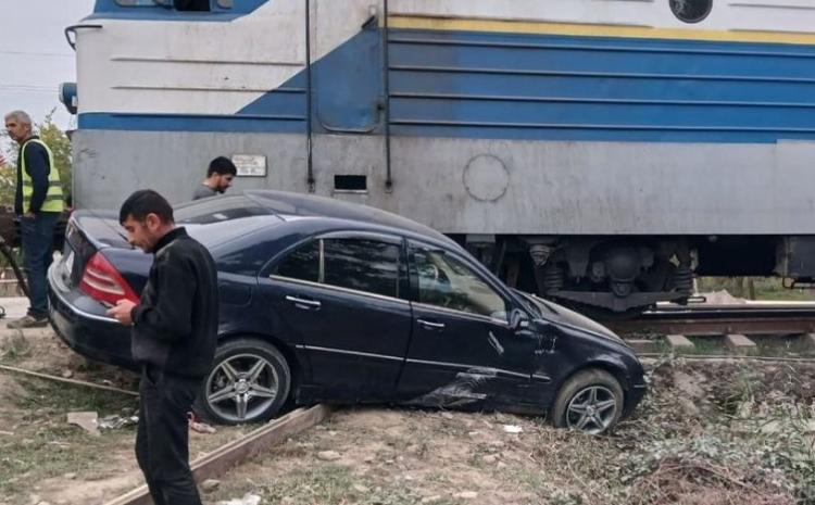 Dəmir yolunda daha bir qəza, avtomobil qatar yoluna çıxdı 