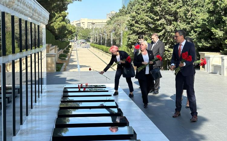 Gürcüstan parlamentinin nümayəndə heyəti Şəhidlər xiyabanını ziyarət edib 