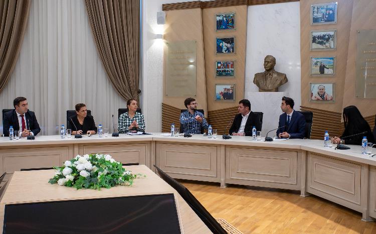 Fiziki məhdudiyyətli şəxslərin təmsilçiləri ilə bir sıra görüşlər keçirilib 