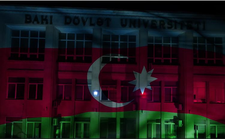 BDU-nun əsas və 2 saylı tədris binaları dövlət bayrağının rəngləri ilə işıqlandırılıb 