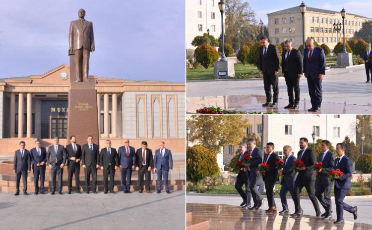 Mediasiya Şurasının nümayəndələri Ümummilli lider Heydər Əliyevin abidəsini ziyarət ediblər 