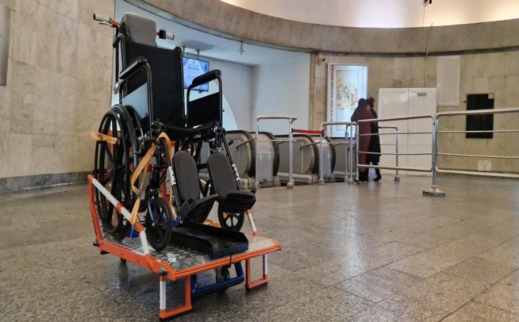 Metropolitendə əlil arabaları daha iki yeni tip qurğu ilə daşınır 