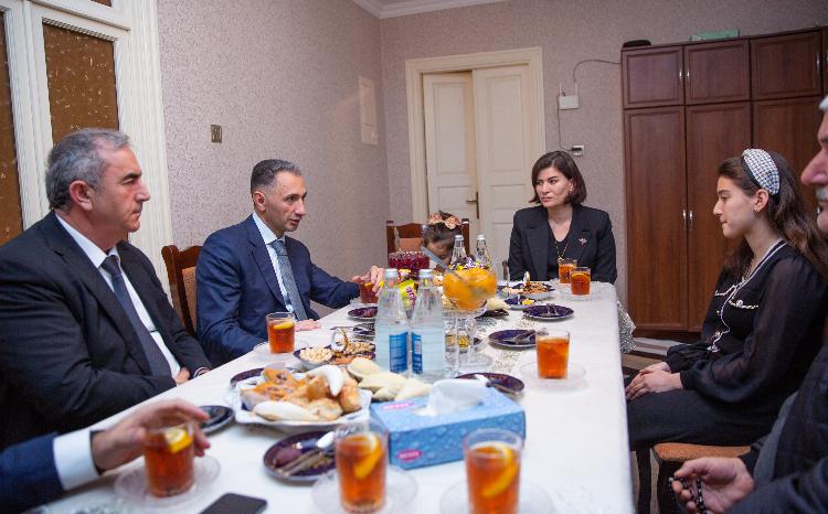 Nazir Rəşad Nəbiyev Salyanda şəhid ailəsini ziyarət edib 