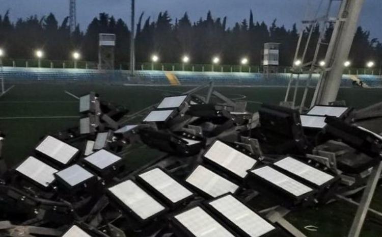 Tovuz stadionunda işıq dirəyi aşıb, "Araz-Naxçıvan"la oyun dayandırılıb 