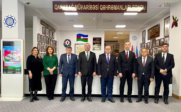 Türkiyəli qonaqlar Mərkəzi Elmi Kitabxana ilə tanış olublar 